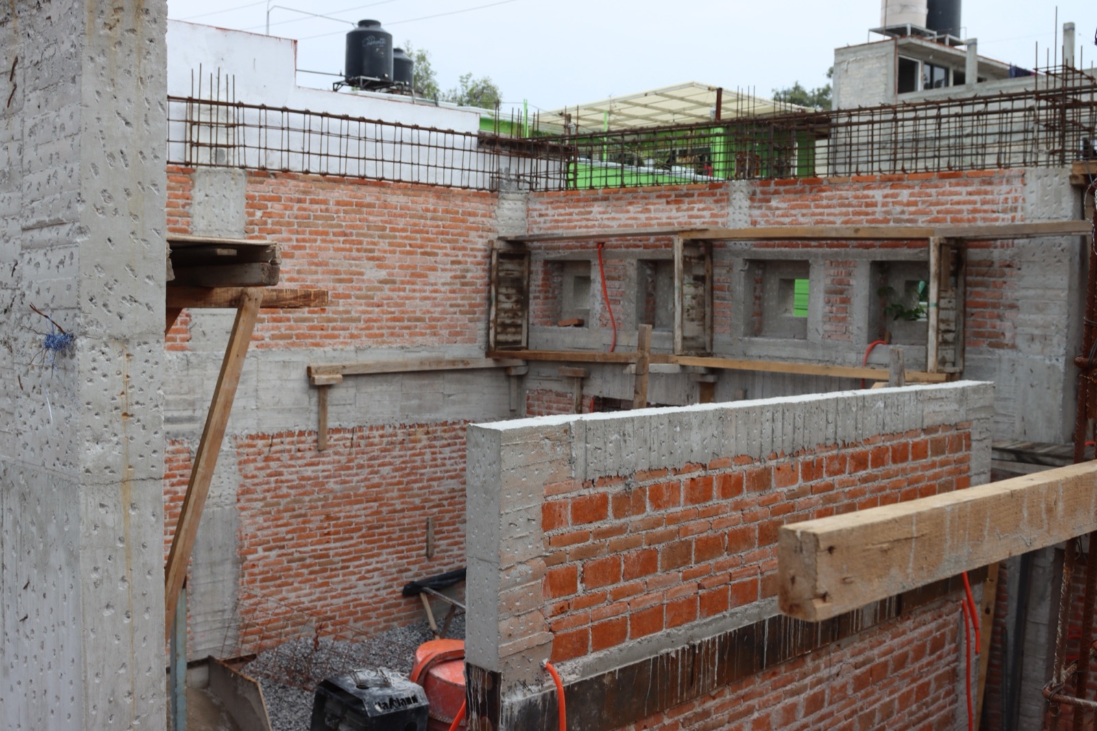 Muros de ladrillo y estructura de concreto en una obra.