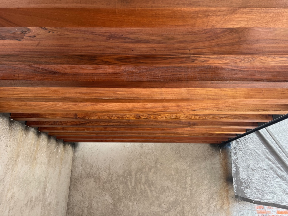 Techo de vigas de madera.