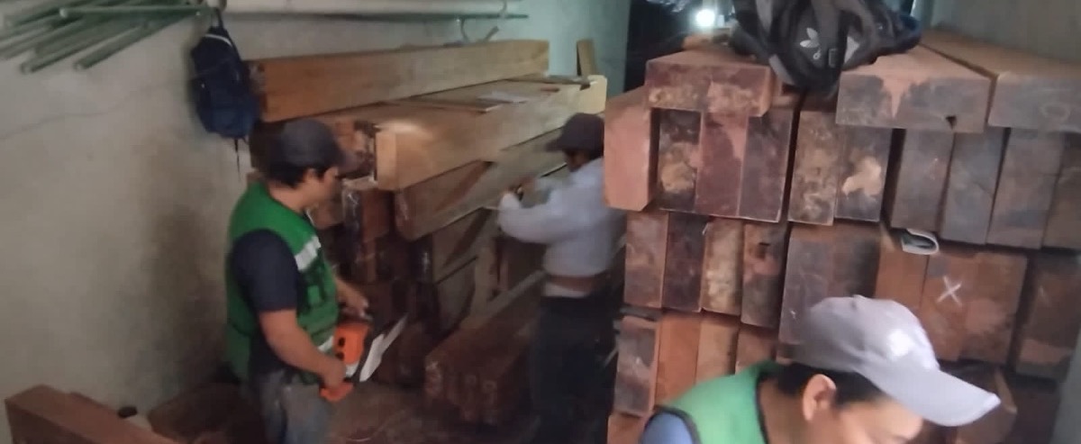Vigas de madera cortadas con motosierra.